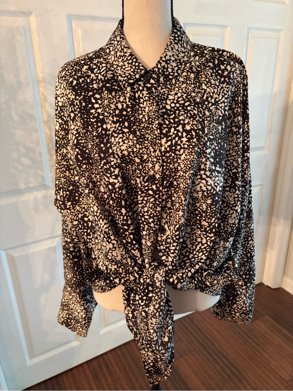 Nine West Black & White Speckled Tie-Front Button-Down Long Sleeve Blouse